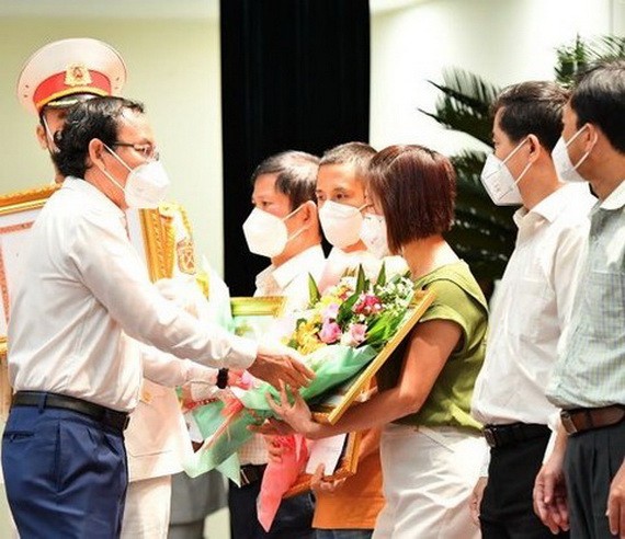 黨中央政治局委員、市委書記阮文年向支援本市的各個抗疫力量致謝。（越勇　攝）