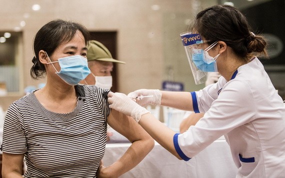 一名女性在接受新冠疫苗注射。（圖源：N. Dung）