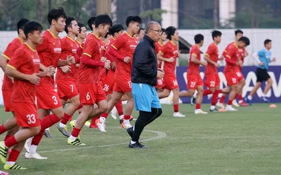 越南隊主帥朴恆緒和越南球員們。（圖源：互聯網）