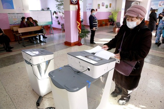  2021年11月28日，一名婦女在吉爾吉斯斯坦比什凱克的一個投票站投票。（圖源：新華社）