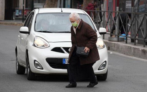2020年3月13日，在意大利首都羅馬，一位老人戴口罩出行。（圖源: 新華社）
