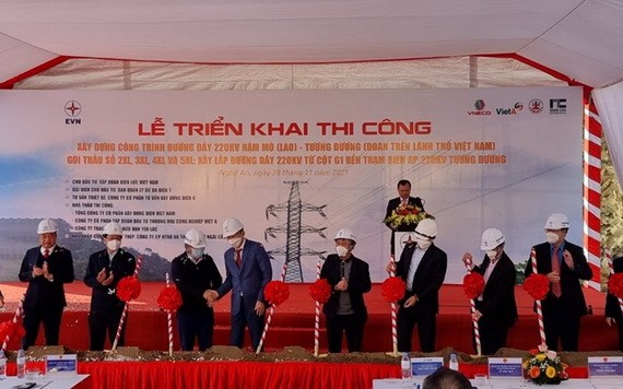 老撾南模-越南襄陽220千伏輸電項目舉行動工儀式。（圖源: Q.Đ）