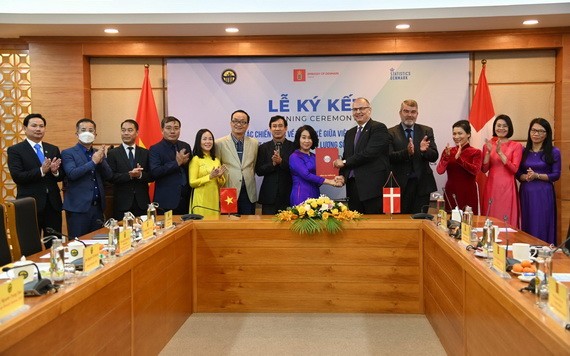 “越南統計總局與丹麥中央統計局之間助力越南改善統計數據質量項目”簽字儀式。（圖源：VGP）