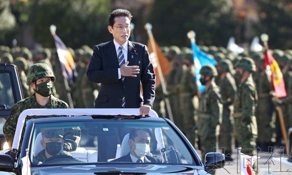 11月27日上午，日本首相岸田文雄在陸上自衛隊朝霞駐地出席檢閱儀式。（圖源：共同社）