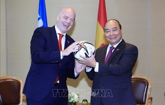 國家主席阮春福（右）與國際足聯主席詹尼‧因凡蒂諾。（圖源：互聯網）