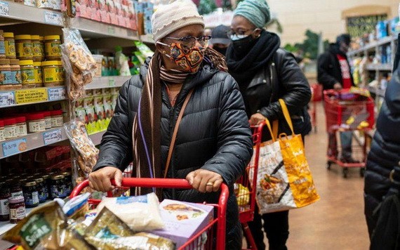 美國消費者在超市選購物品。（圖：Getty Images）