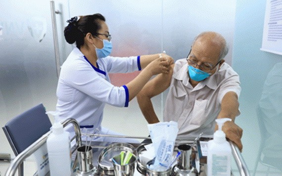 一位大伯接受新冠疫苗注射。（圖：風蘭）
