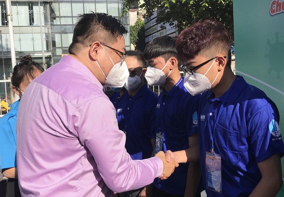 市越南青聯會代表向志願者親切握手並祝願抗疫成功歸來。（圖源：金英）