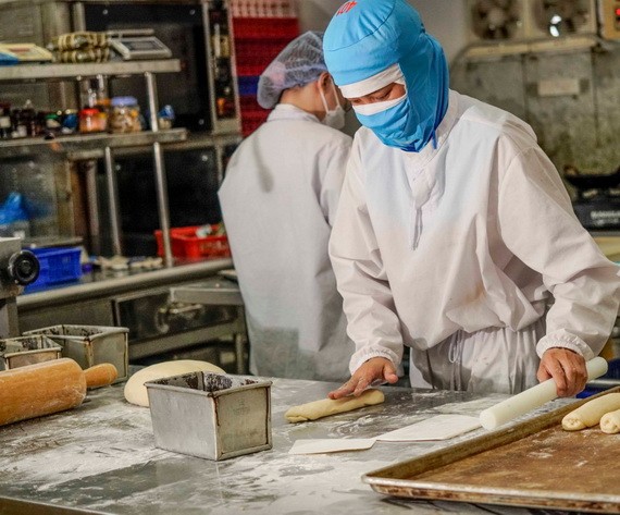 大發餅家製作台灣特色的桂圓核桃麵包。