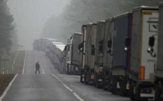 近 5000 輛貨車在白俄邊境等待進入歐盟。（圖：互聯網）