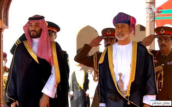 阿曼蘇丹海賽姆7日在首都馬斯喀特會見沙特阿拉伯王儲穆罕默德。。 （圖：阿曼國家電視台）