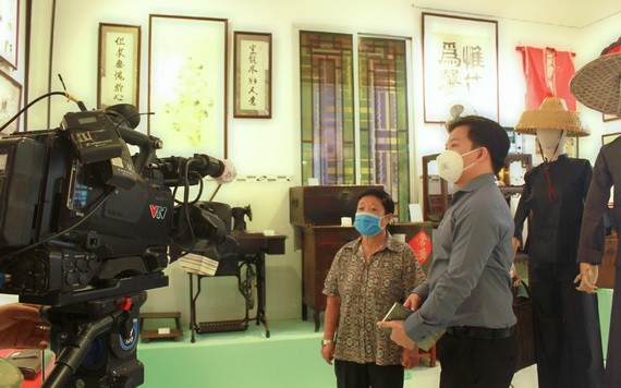 越南電視台拍攝麒麟與老堤岸陶妙萍交流。