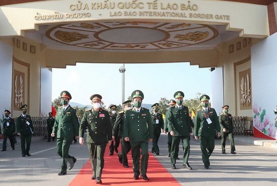 越南邊防部隊領導在勞保國際口岸迎接老撾國防部長。（圖：越通社）
