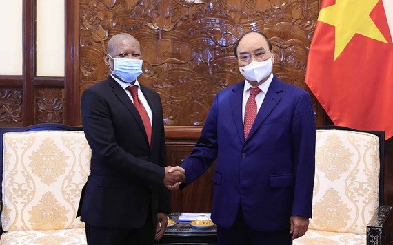 國家主席阮春福（右）接見南非駐越南大使穆貝特占‧克高各羅‧樂克過羅。（圖：越通社）