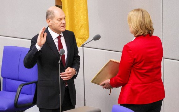 德國總理奧拉夫‧蕭茲12月8日當選後，在德國柏林聯邦議院宣誓就職。（圖：彭博社）