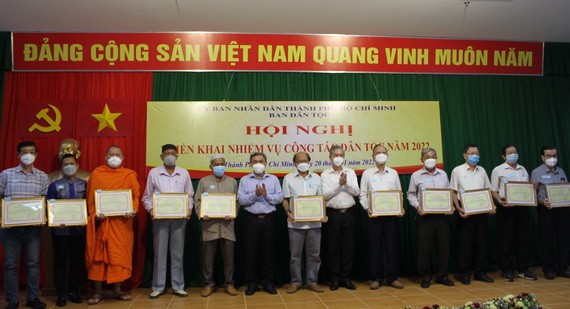 市人委會副主席吳明珠(右六)向各出色單位頒發獎狀。
