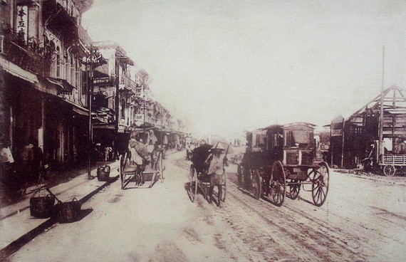 法屬時期的堤岸美萩街，左邊是本立齋餅家。