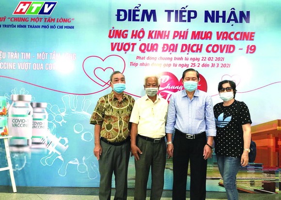 2021年2月，賴遠東（右二）、曾碧湄（右一）和培德精舍護法會代表率先響應市電視台號召，捐款支持新冠肺炎疫苗基金。