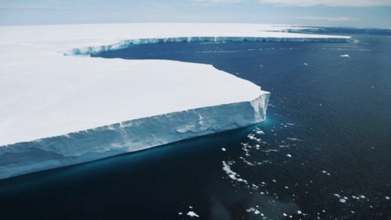 一項新的研究發現，曾是世界最大冰山的A68在南極洲南喬治亞島周圍融化時，三個月內釋放了超過1670億噸淡水。（圖：互聯網）