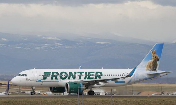 圖為 2020年4月23日，一架邊境航空公司的噴氣式客機滑行至跑道，從丹佛國際機場起飛。（圖源：AP）