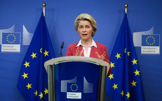 2月8日，歐盟委員會主席馮德萊恩在比利時布魯塞爾的歐盟委員會總部就歐盟《芯片法案》發言。（圖：新華社）