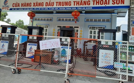 圖為安江省話山縣弩拾鎮的一家加油站掛著燃油告罄暫停服務的告示。