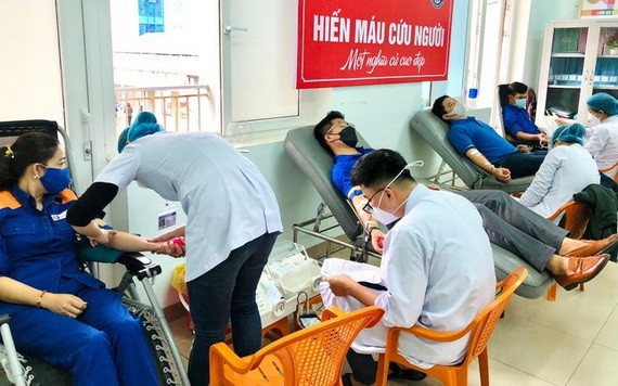 廣治省共青團員們踴躍參加第十四次“紅週日”捐血活動。（圖：友成）