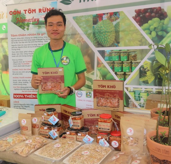中小企業在越南優質產品協會舉辦的展會上推介當地特產。