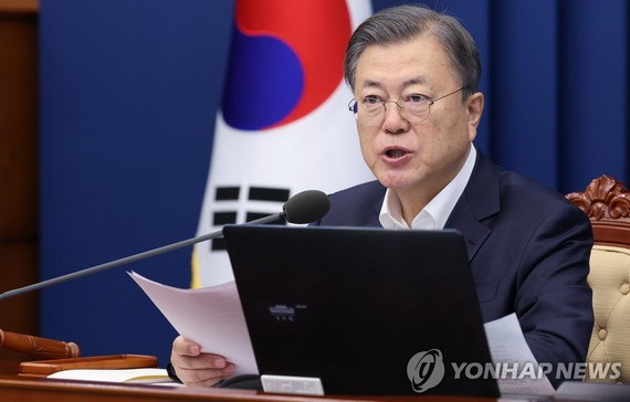 2月8日，韓國總統文在寅在青瓦台主持召開國務會議。（圖：韓聯社）