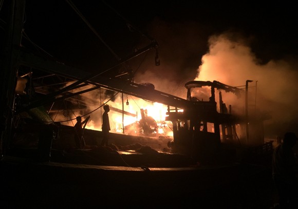 Cháy 2 tàu cá của ngư dân khi đang trú bão số 9, thiệt hại trên 1 tỉ đồng ảnh 1