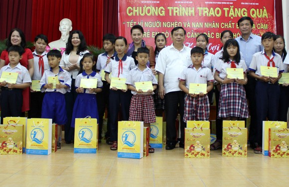 Chủ tịch Quốc hội Nguyễn Thị Kim Ngân trao quà tết cho gia đình chính sách, người nghèo ảnh 2