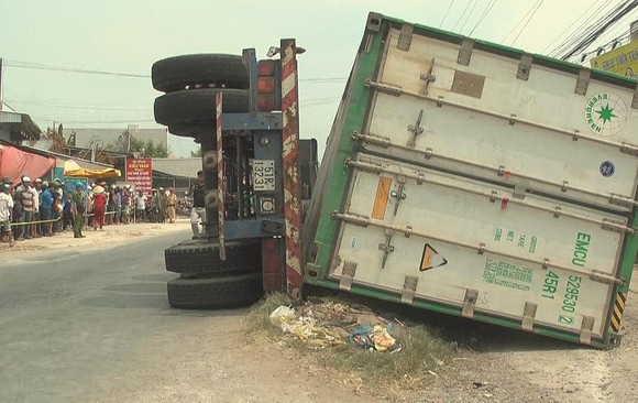 Vụ 3 người chết thảm dưới thùng xe container: Khởi tố tài xế ảnh 1