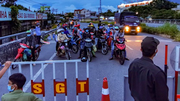 Sóc Trăng tiếp nhận gần 1.000 người dân đi xe máy về quê ảnh 1