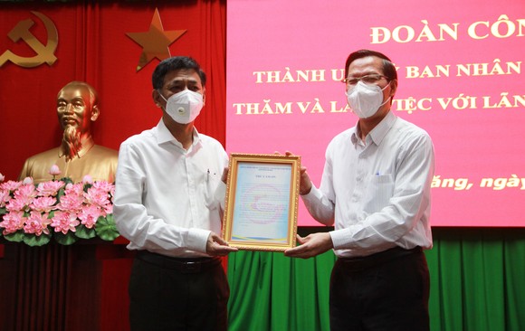 Chủ tịch UBND TPHCM Phan Văn Mãi trao Thư cám ơn đến Tỉnh ủy, HĐND, UBND, Ủy ban MTTQ và Nhân dân tỉnh Sóc Trăng