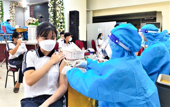 Học sinh tại trường THPT TP Sóc Trăng được tiêm vaccine mũi 2. Ảnh: TUẤN QUANG
