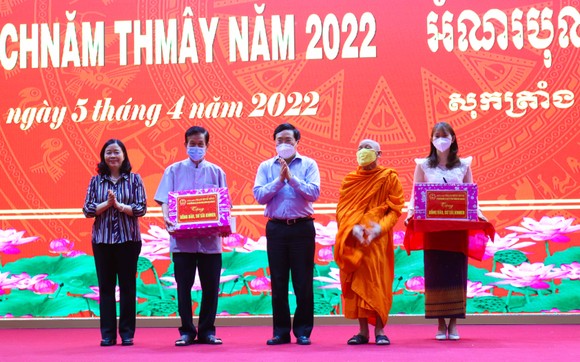 Phó Thủ tướng Thường trực Phạm Bình Minh chúc Tết Chôl Chnăm Thmây tại Sóc Trăng ảnh 6
