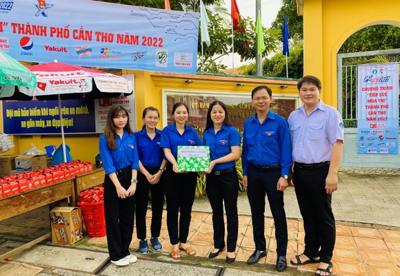 Chủ tịch Trung ương Hội sinh viên Việt Nam thăm, tặng quà  đội hình 'Tiếp sức mùa thi' ảnh 3