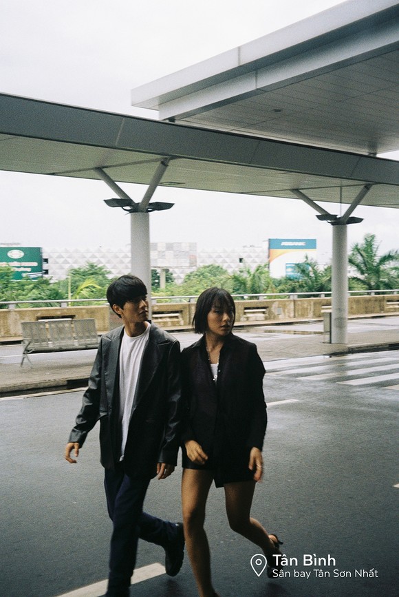 Cặp đôi 'Sài Gòn trong cơn mưa' chụp ảnh “check in” khắp thành phố ảnh 16