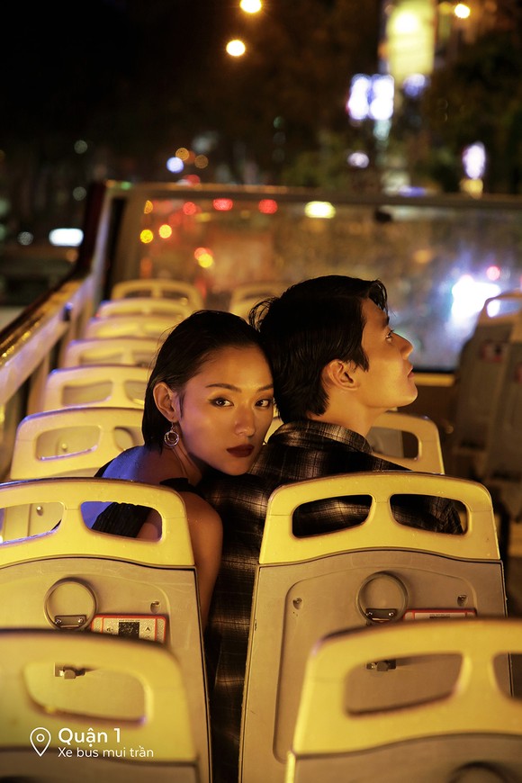 Cặp đôi 'Sài Gòn trong cơn mưa' chụp ảnh “check in” khắp thành phố ảnh 8