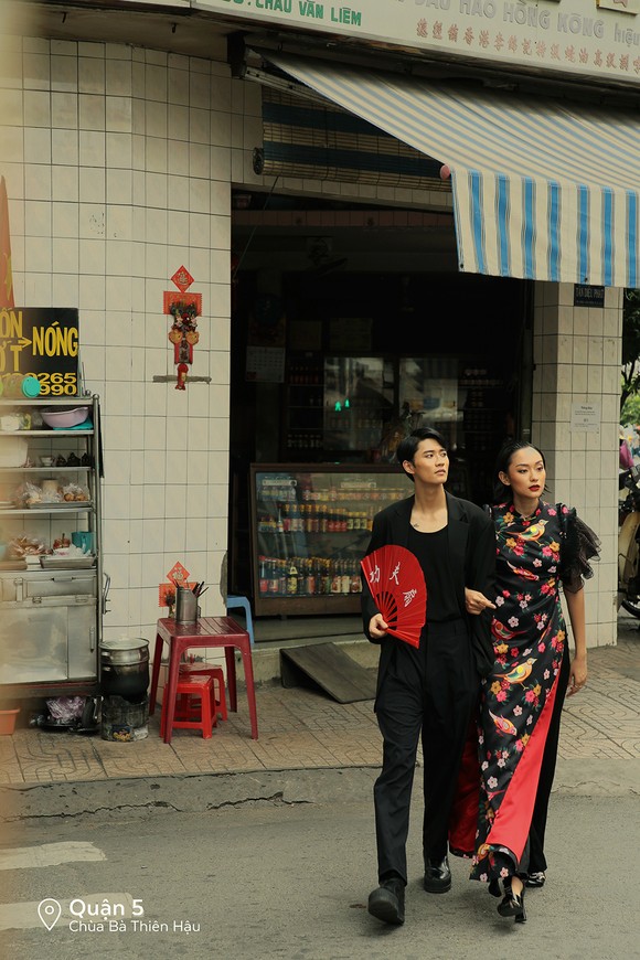 Cặp đôi 'Sài Gòn trong cơn mưa' chụp ảnh “check in” khắp thành phố ảnh 15