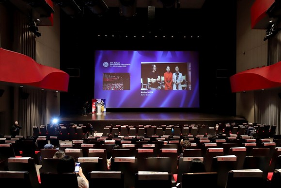 'Chị chị em em' ra mắt tại LHP quốc tế Busan 2020 ảnh 4