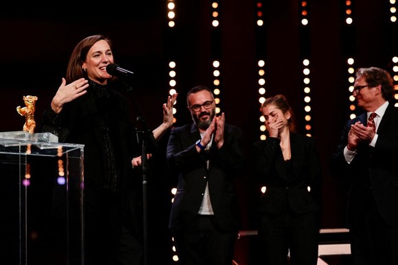 Phim của nữ đạo diễn giành giải Gấu vàng tại LHP Berlin 2022 ảnh 2