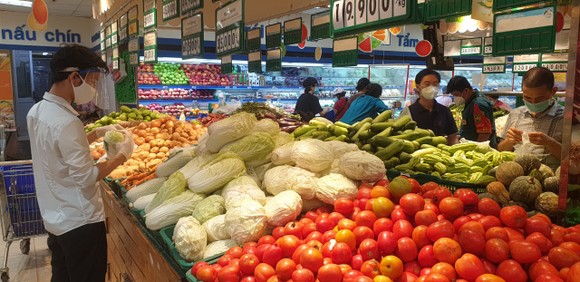 Lực lượng “đi chợ giúp” đang lựa hàng hóa