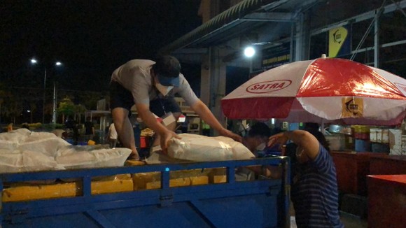 Thương nhân chợ đầu mối ở TPHCM đưa hàng vào hệ thống bán lẻ ảnh 2