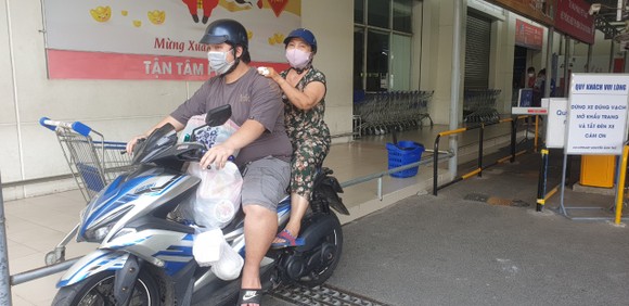Siêu thị, cửa hàng không có cảnh chen lấn, gom hàng trong ngày 'bình thường mới' ảnh 5