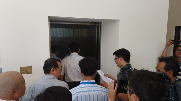 Các phóng viên bị ngăn không cho vào thang máy để vào dự cuộc họp. Ảnh: NGUYÊN KHÔI