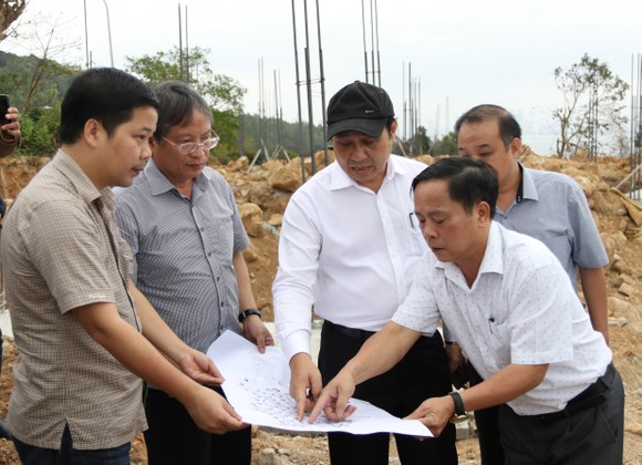 Chủ tịch UBND TP Đà Nẵng Huỳnh Đức Thơ đi kiểm tra việc xây dựng xây dựng biệt thự nghỉ dưỡng khi chưa có giấy phép trên bán đảo Sơn Trà. Ảnh: NGUYÊN KHÔI