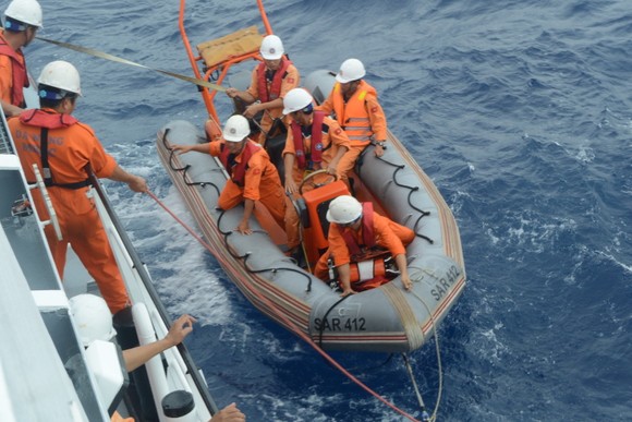 VIDEO: Vượt gió bão biển Đông cấp 12 cứu ngư dân gặp nạn  ảnh 2
