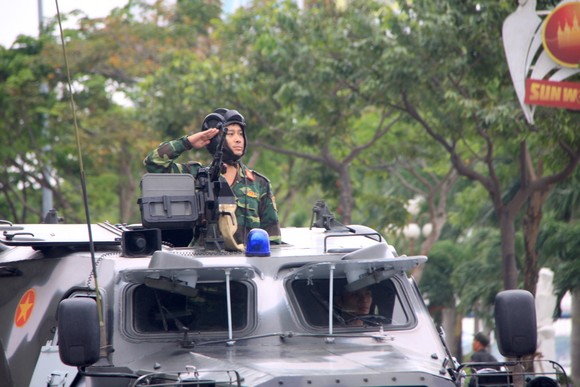 Xem lực lượng an ninh bảo vệ APEC luyện khí công và chống khủng bố, giải cứu con tin  ảnh 10