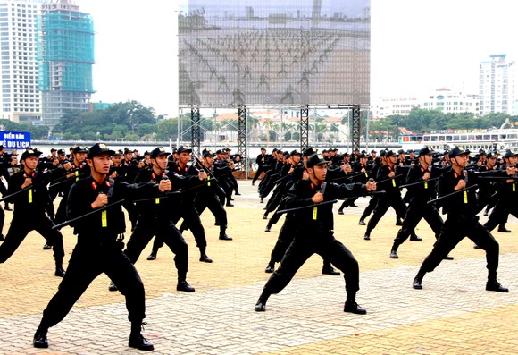 Xem lực lượng an ninh bảo vệ APEC luyện khí công và chống khủng bố, giải cứu con tin  ảnh 14